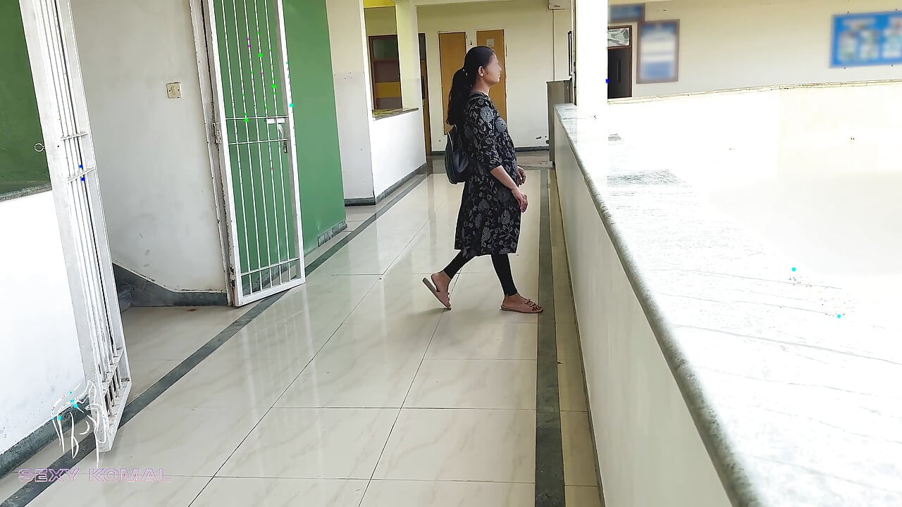 Komal mulai pacarnya di perguruan tinggi, dia mulai menolak bindas