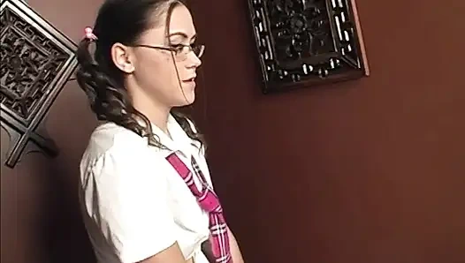 Hübsches teen gibt dem falschen priester einen schönen gloryhole-kopf