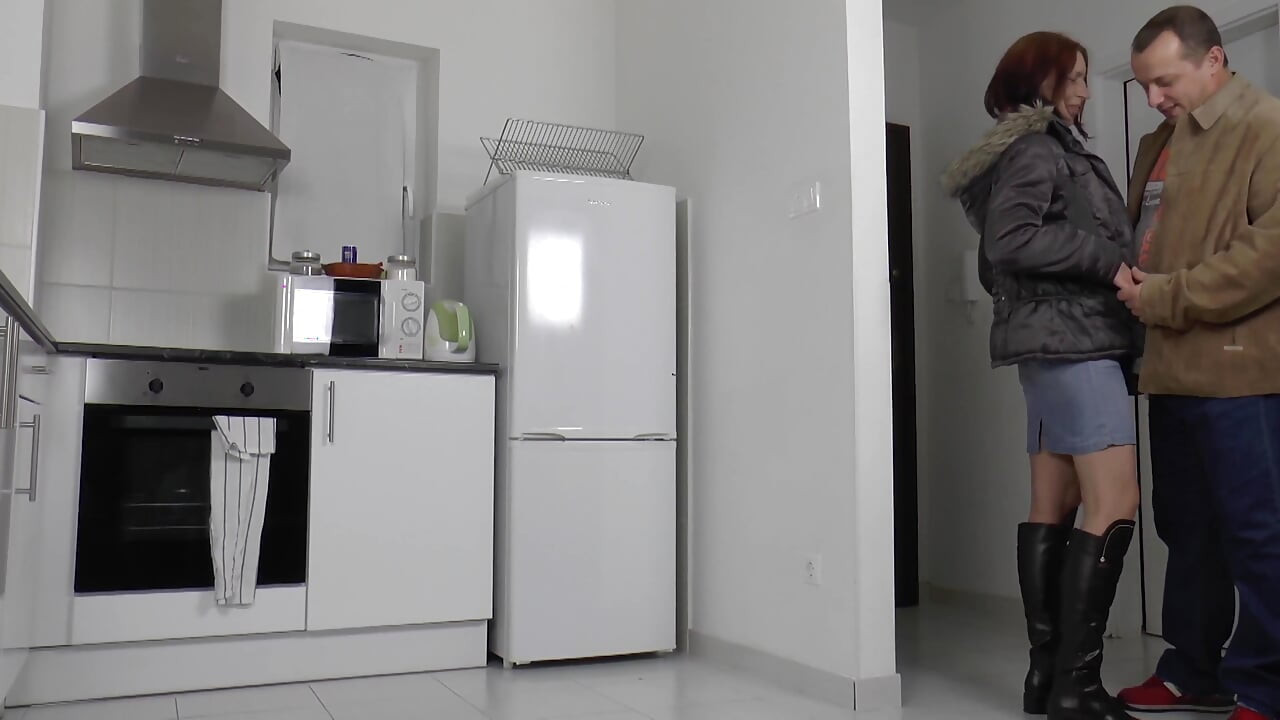Küçük doğal göğüslü ve koyu saçlı olgun bir sürtükle Alman seksi amını açıyor