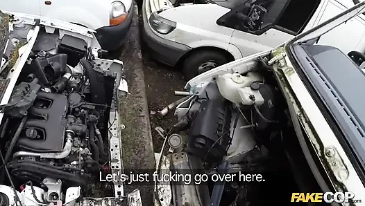 Fake cop - eine vollbusige blondine, die in junk Yard gefickt wird