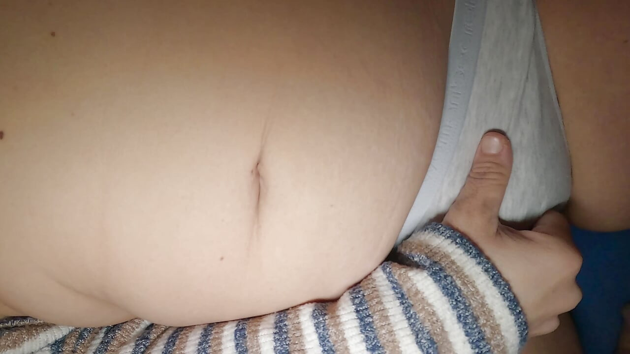 Moja komšinica milfa je varajuća drolja koja želi da je jebem i svršim u njoj