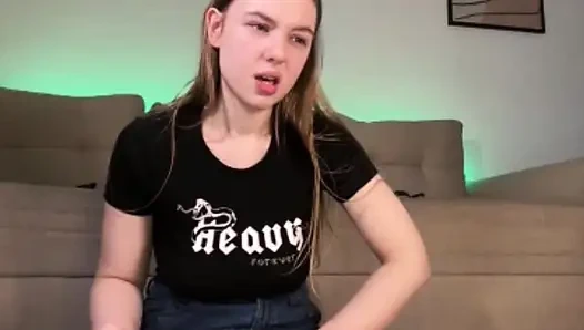 Jucielussie трахает пальцами тугую киску в сексуальном платье