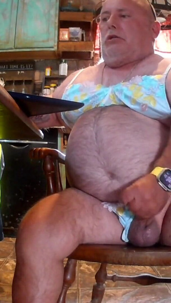 「パンティーとブラジャーを着てチンポをエッジし、精液を食べる」からの素晴らしい瞬間