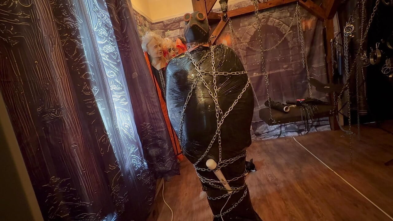 Parte final: - Domina Satana &Homem de Saco em correntes e paletes