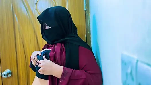 Pembantu mesir yang super sange lagi asik masturbasi di ruang kantor dan bosnya mulai ngocok kontol dengan melihatnya