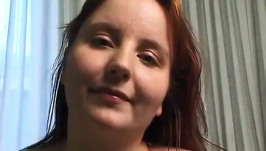 Si rambut merah gemuk menunjukkan tubuhnya yang panas