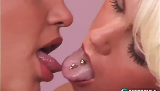 Трах грудастых блондинок Dawn Stone и Nikki Diamond со страпоном