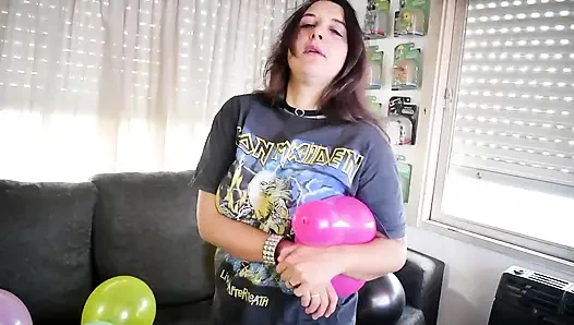 Metal kız partiden önce tüm balonları patlatıyor - bunny looner