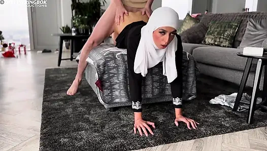 Pembantu muslim merangkak majikannya lagi ngocok kontol