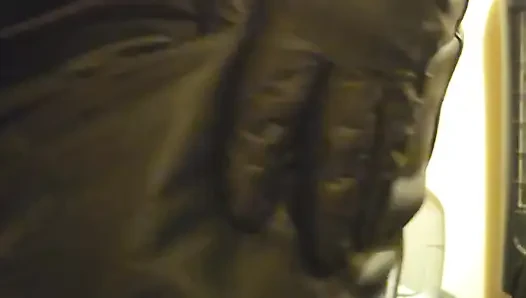 Yeni deri pantolonumun içine boşalıyorum