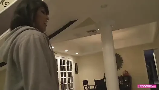 Cewek manis latina dengan memek berbulu dientot