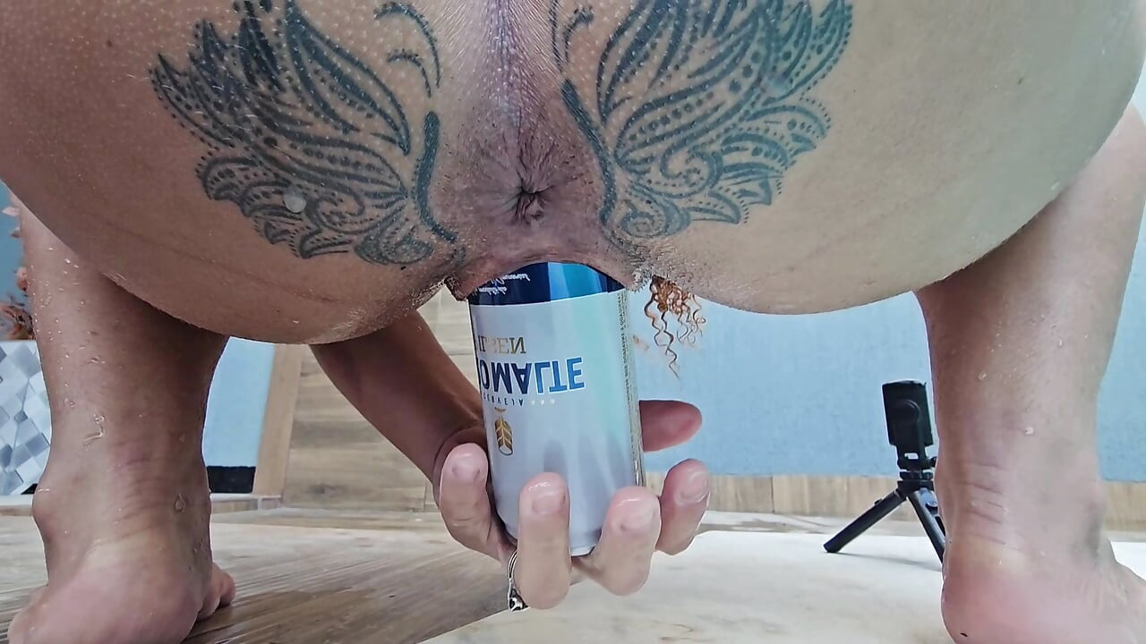 DAPPER MEISJE STOPT EEN BLIKJE IN STRAKKE KUT