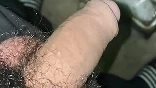 Колажовий хлопець мастурбує у ванній кімнаті наодинці, довге відео, хардкорна мастурбація