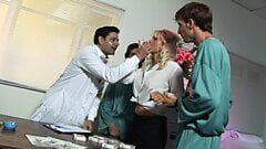 Blondie blir gruppknullad av kinky läkare och två manliga sjuksköterskor