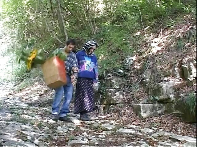 Бабуся трахається в дупу на відкритому повітрі з камшотом на обличчя
