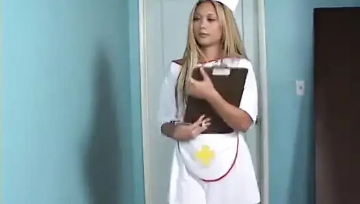 Ateşli Asyalı hemşire yatakta seksi bir meme hastası ile amcık yalıyor