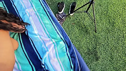 Чернокожая богиня Lily Starfire с огромными натуральными сиськами трахается у бассейна