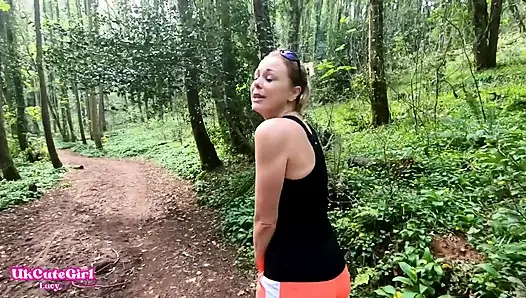 Sen izlerken dışarıda sevişmek zorunda kaldım: çaresizce koşu yapıyor