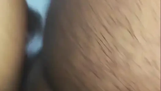 Paare genießen in einem privaten zimmer leidenschaftlichen sex