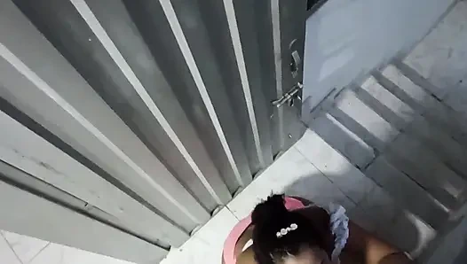 Горячая шлюшка делает минет своему боссу для повышения