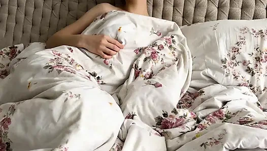 POV: Bett im Bett mit geiler stiefschwester teilen. Sie reitet meinen schwanz wie eine hure. Creampie