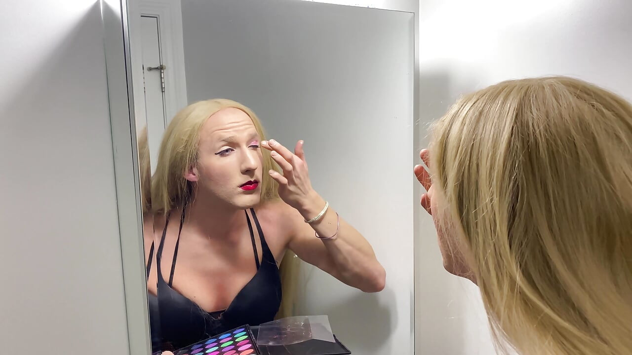 Potpuna transformacija muškarca do ženskog krosdressinga