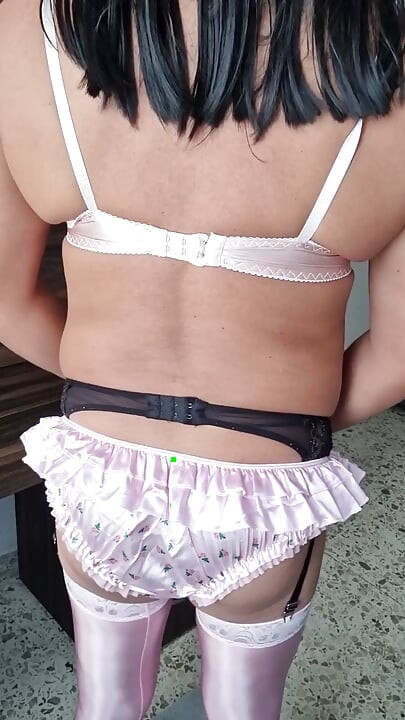 Modeliranje mojih novih ružičastih najlonki, seksi volana i super sjajnih čarapa