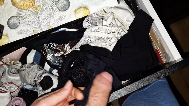 Massive cumshot in mommy favourite black thongs