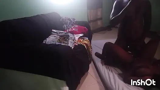 Yabancı bir kız bana seks teklif etmeye geldiğinde evde yalnızdım