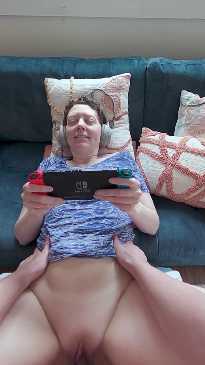 Free Use Gamer Girlfriend