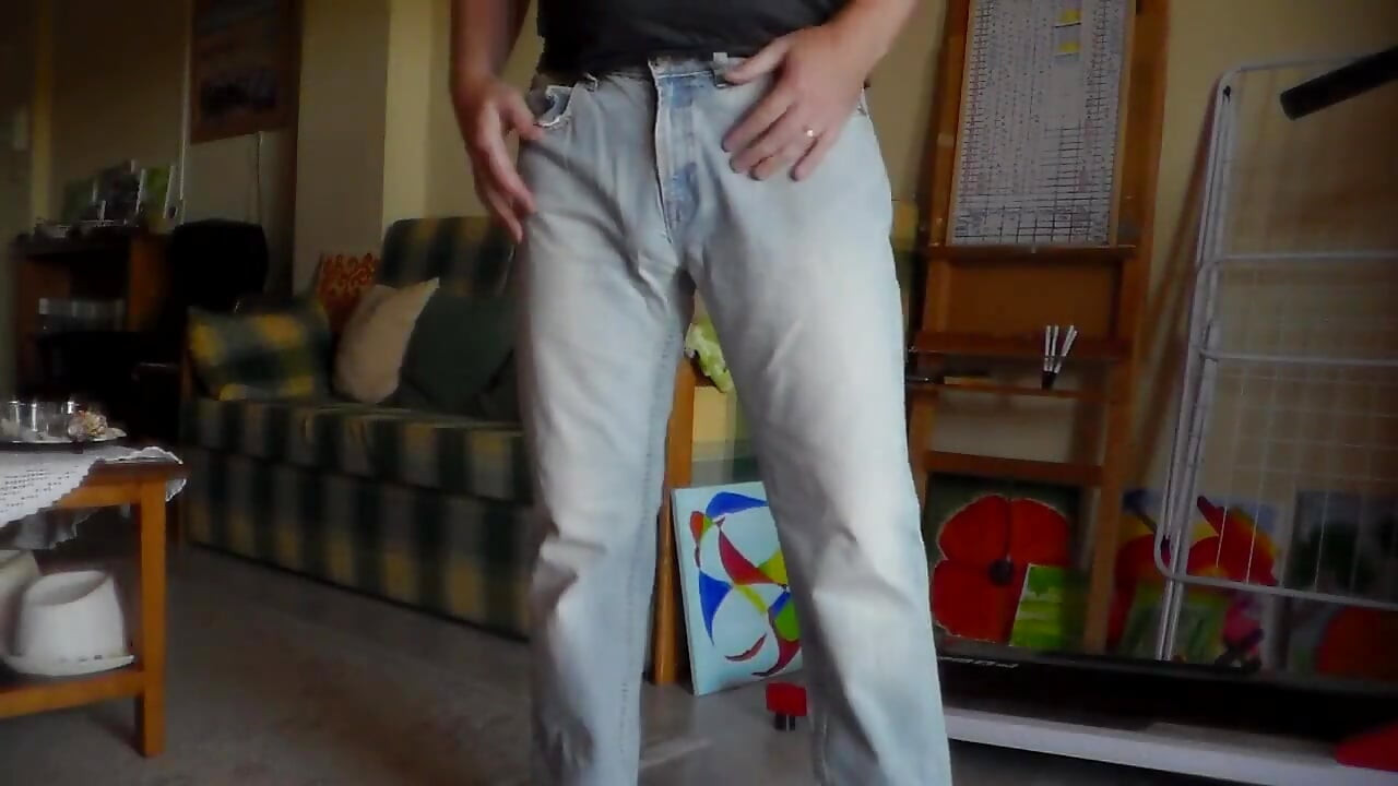 Ο John κατουράει στο τζιν του