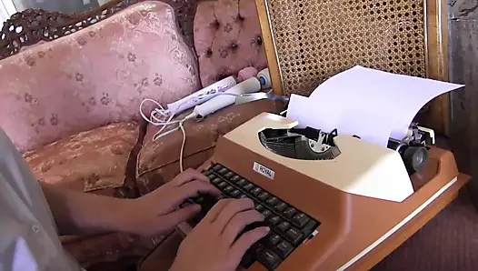 2 orta yaşlı seksi kadın özel bir evde gerçek bir seks sahnesi yapıyor