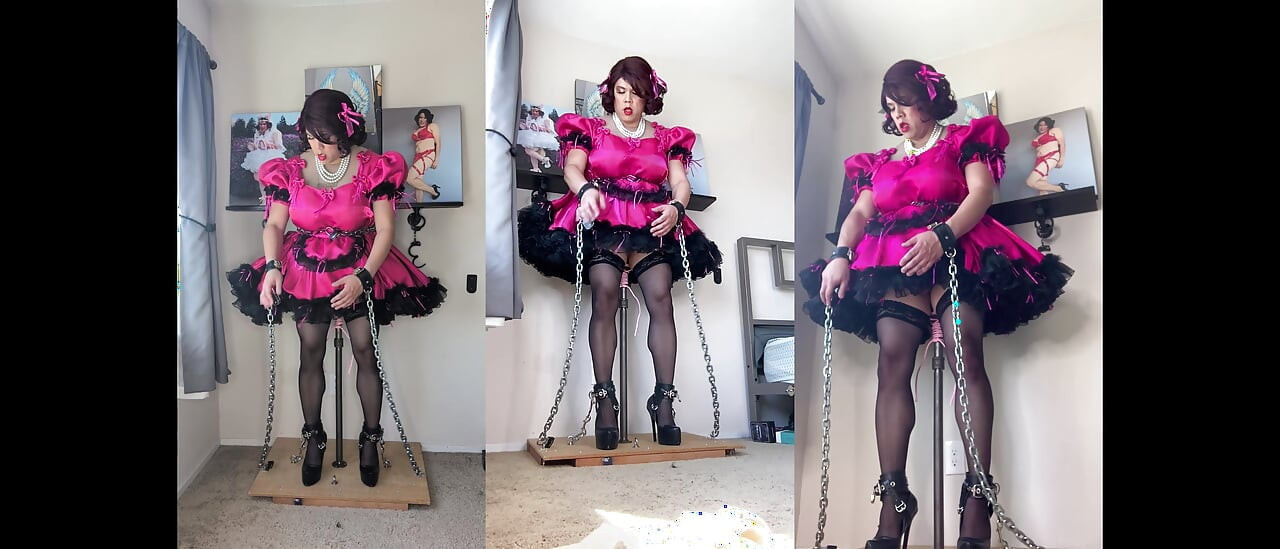 La cameriera sissy rosa è bloccata sul suo dildo e cavalca il palo