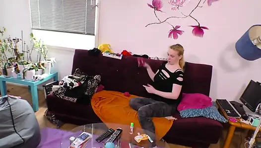 Blondes küken bespritzt auf ihre natürlichen titten