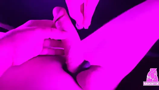 Ngocok kontol sampai muncrat banyak banget