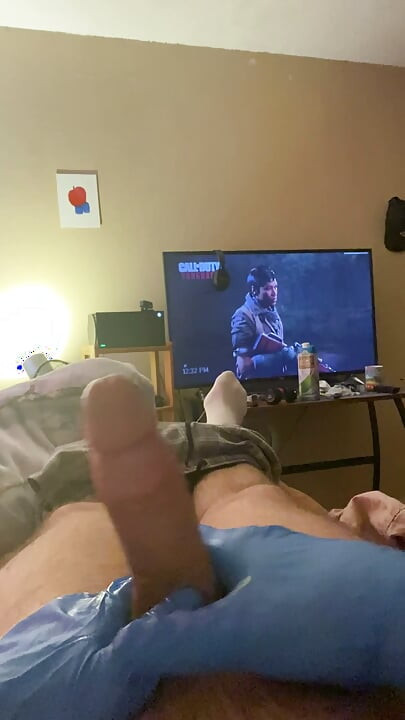 내 자지를 가지고 놀다가 사정할 때까지