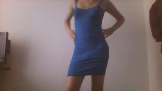 穿着蓝色连衣裙的性感年轻变装癖