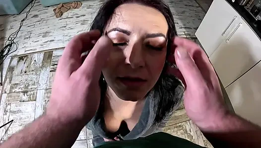 Bornoz orta yaşlı seksi kadın saç kurutuyor ve saçıma boşalarak sakso çekiyor