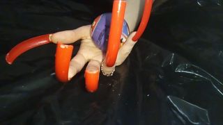 Rode extreame lange nagels dame l (video korte versie)