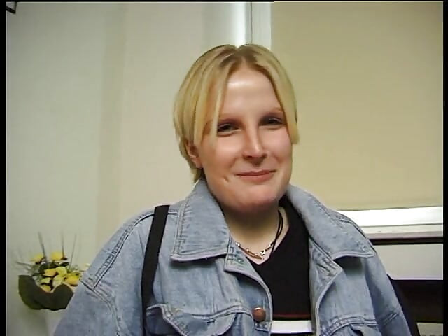 Linda garota esfregando seu alvo