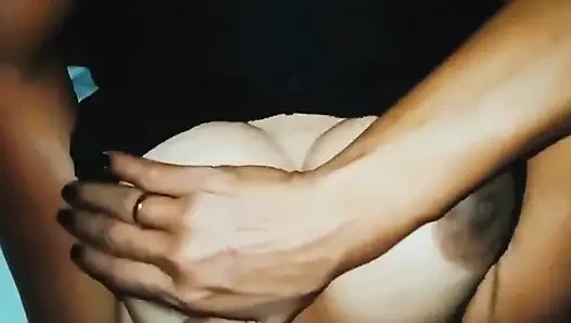 MILF кончила пальцами, пока бревно входит и выходит из задницы