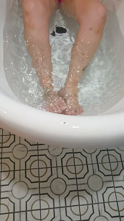 Sød kone danser og suger pik i badet