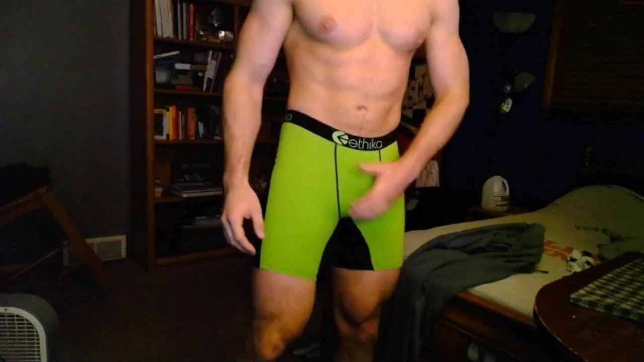 Un étalon musculaire se branle et fléchit (pas de sperme)