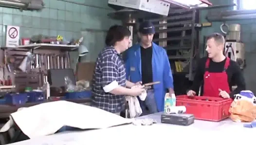 Memek besar pelacur jerman ini dientot habis-habisan sama kontol besar