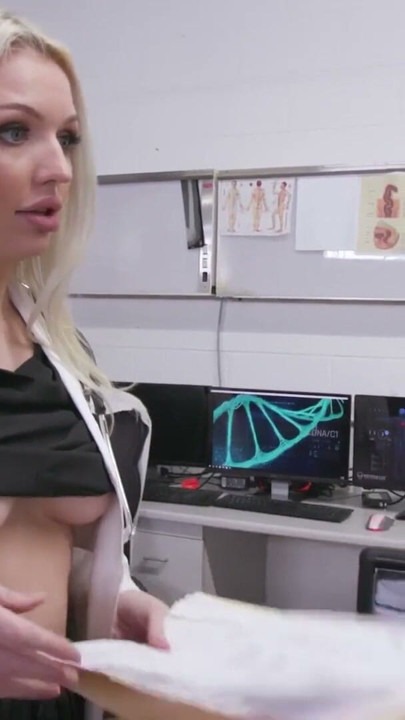 Seksi doktor ve hemşire Haley Spades ve Missa Mars azgın hasta tarafından ücretsiz kullanılıyor - serbest kullanım orta yaşlı seksi kadın | Klip 1