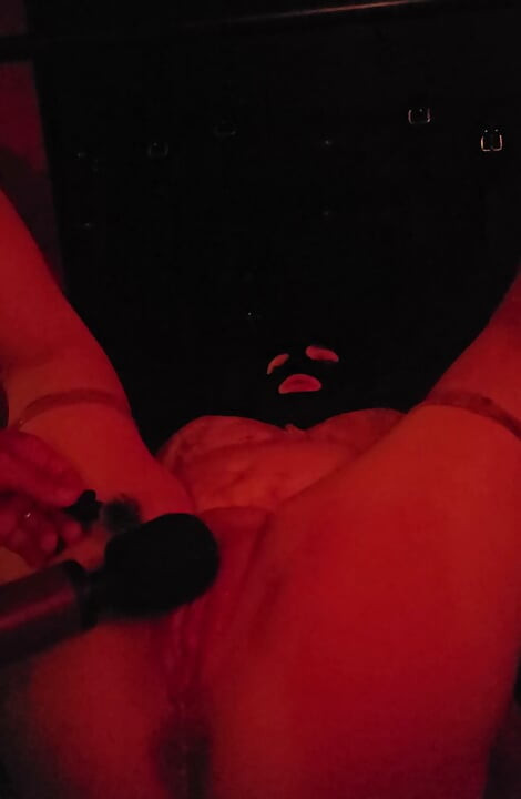 Er spielt mit meiner nassen Fotze