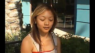 Adolescente asiática pego no shopping por algum dinheiro e ação hardcore de creampie