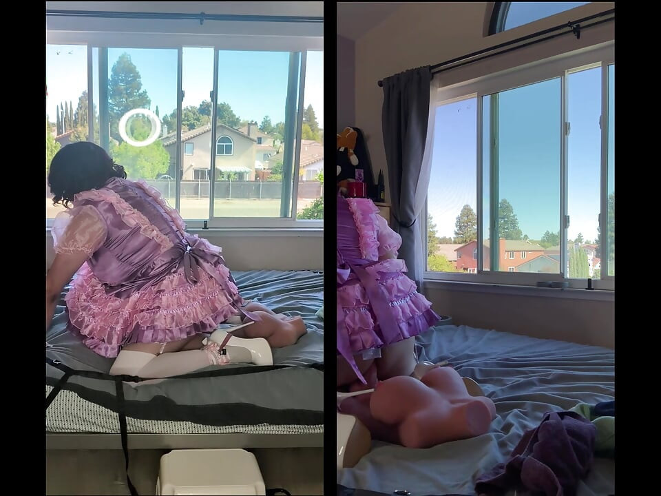 Servitoarea sissy roz din satin își călărește jucăria păpușa sexuală în timp ce este blocată