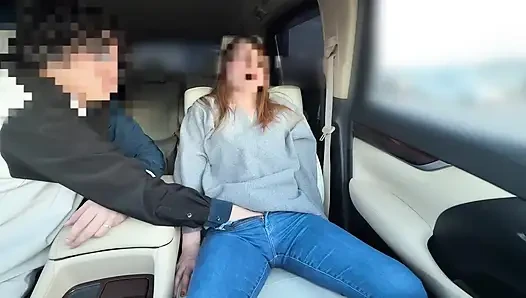 Saya membersihkan seorang wanita yang sudah menikah di dalam mobil saat bekerja