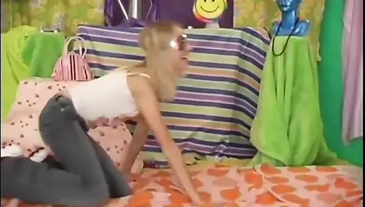 Две замечательные возбужденные тинки с красивыми сиськами мастурбируют свою тугую киску дилдо